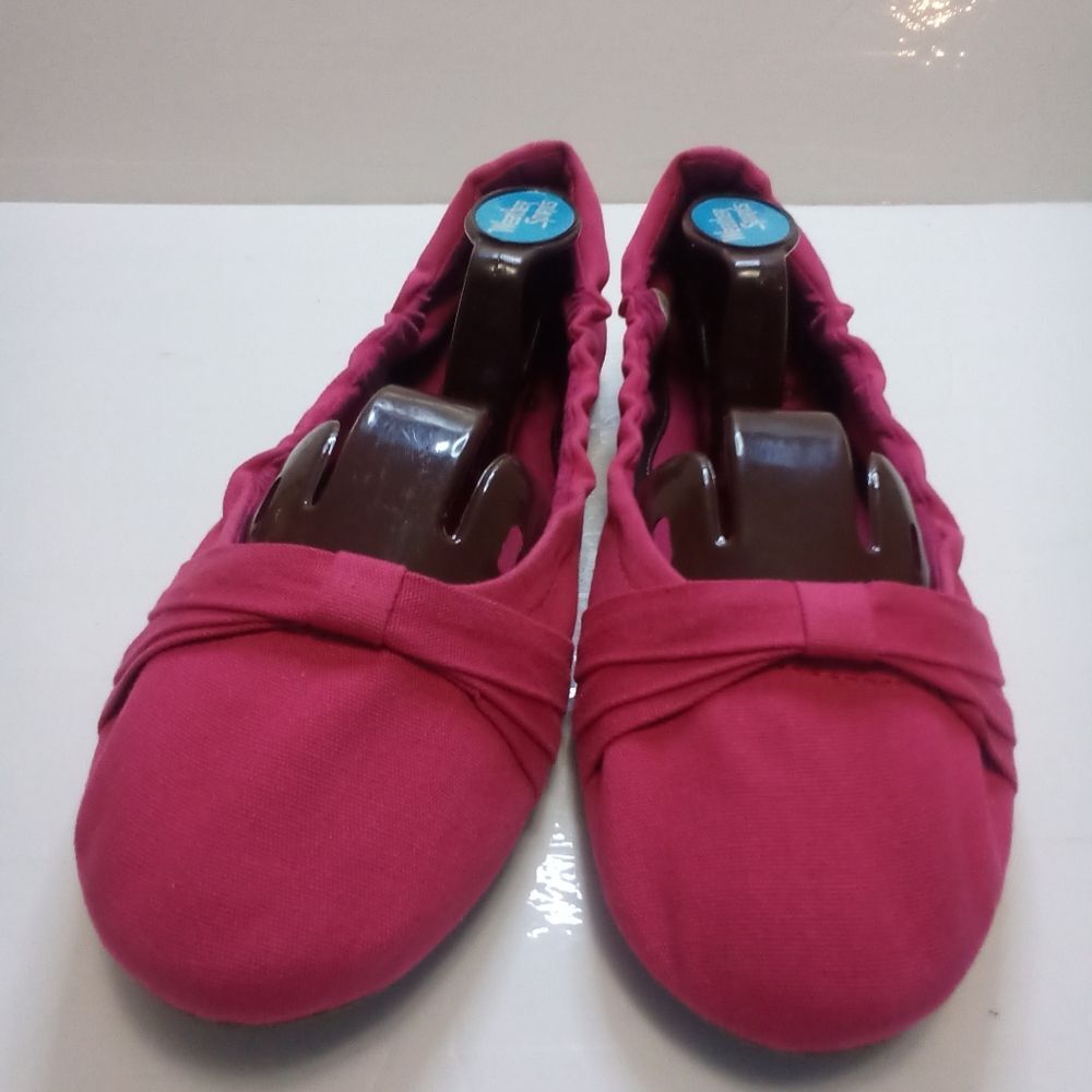 Keen magenta flat shoes
